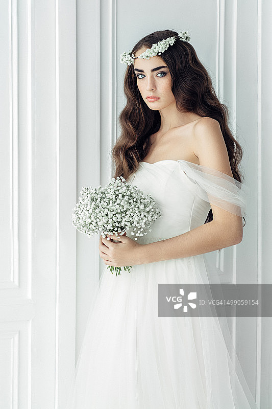 年轻漂亮的新娘影棚照图片素材