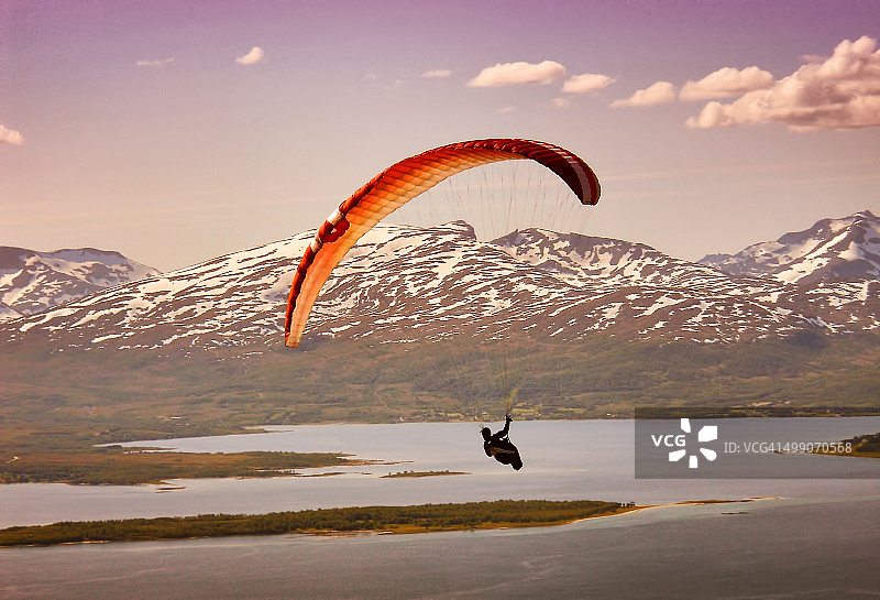 挪威特罗姆瑟滑翔伞飞行图片素材