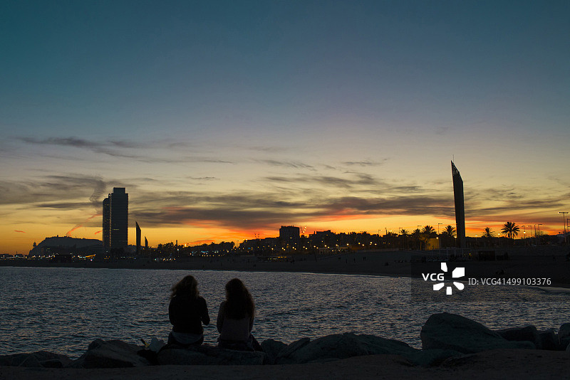 巴塞罗那巴塞罗内塔海滩的日落图片素材