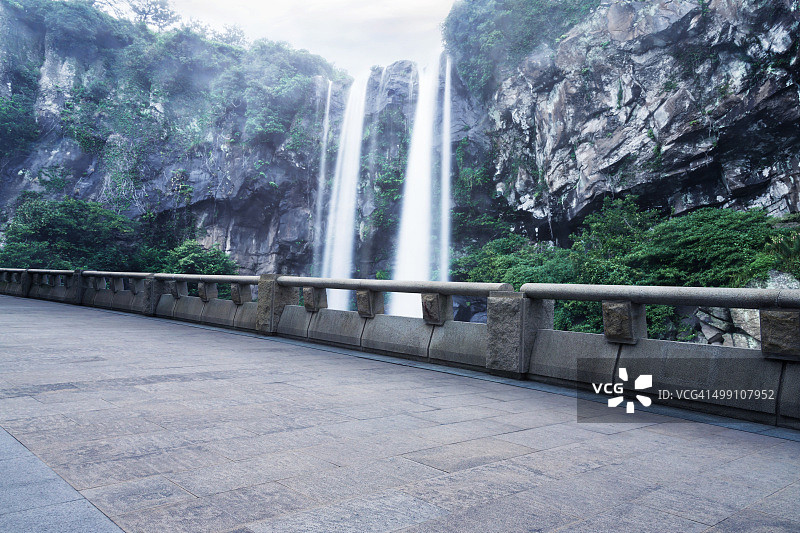 庐山瀑布和观景台图片素材