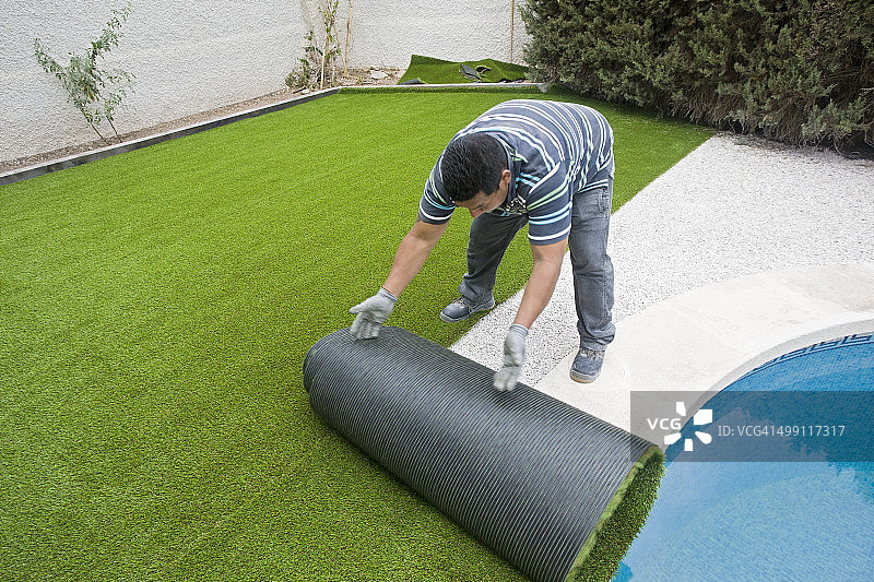 铺设人造草坪图片素材