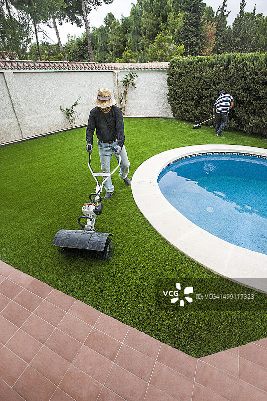 铺设人造草坪图片素材