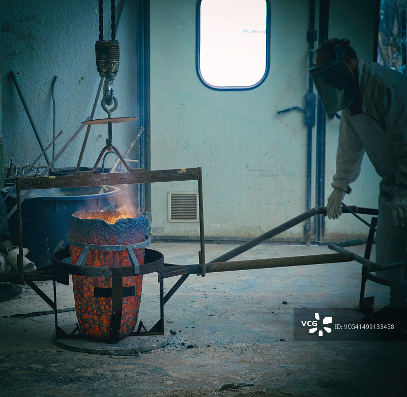 准备用于铸造的铜壶图片素材