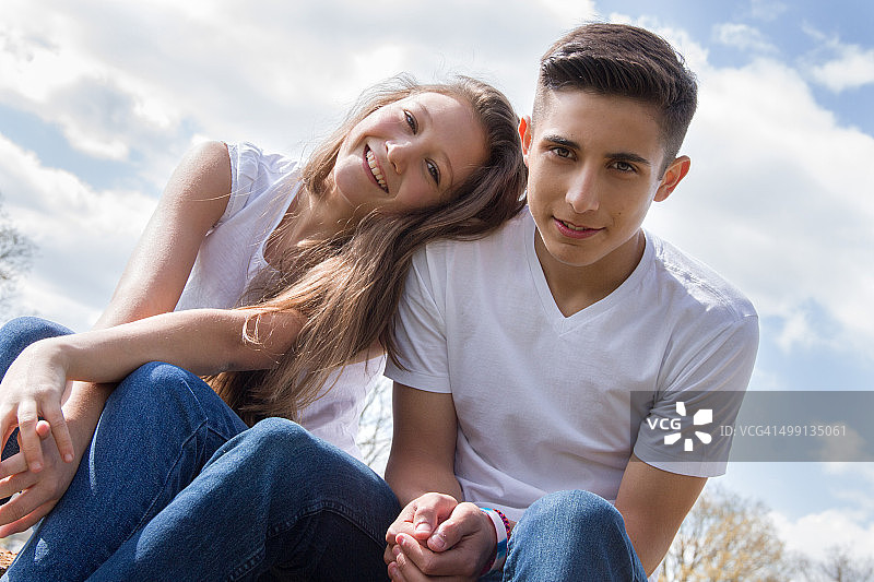 青少年情侣的倾斜肖像图片素材