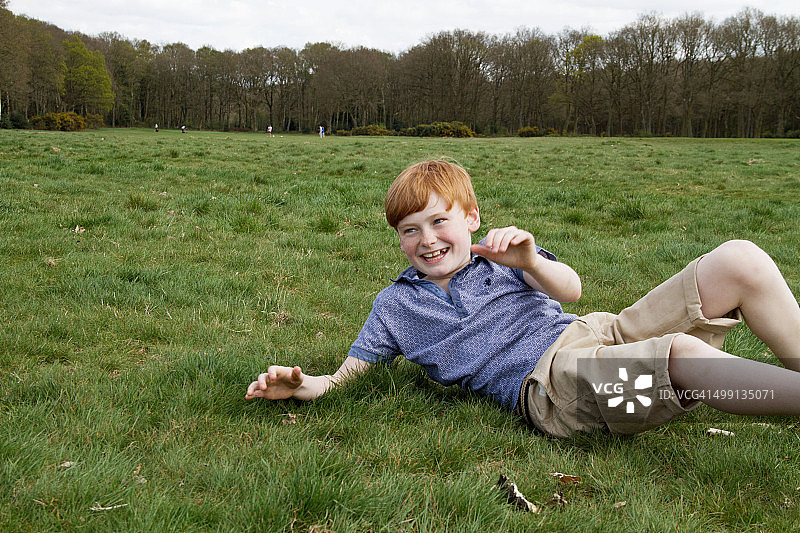 男孩在田野里玩耍图片素材