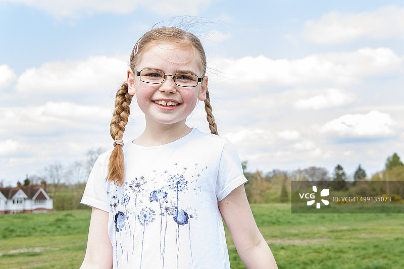 留着金色辫子的女孩肖像图片素材