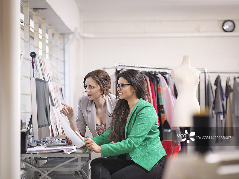 时尚设计师在服装设计工作室用电脑工作图片素材