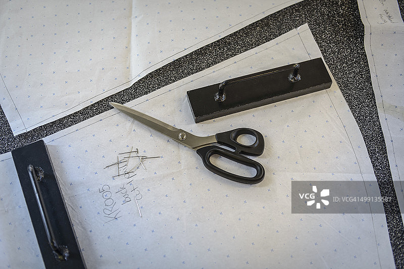 时装工作室里的时装画、面料和剪刀的细节图片素材