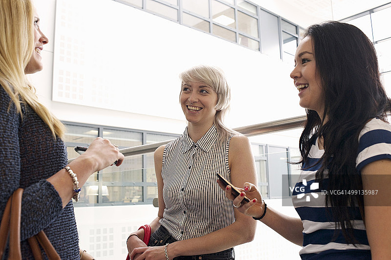 年轻女人使用手机图片素材