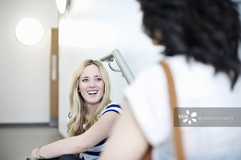 两个年轻女人在交谈图片素材