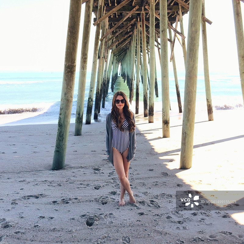 美国北卡罗来纳州新汉诺威县卡罗莱纳海滩度假的年轻女子图片素材