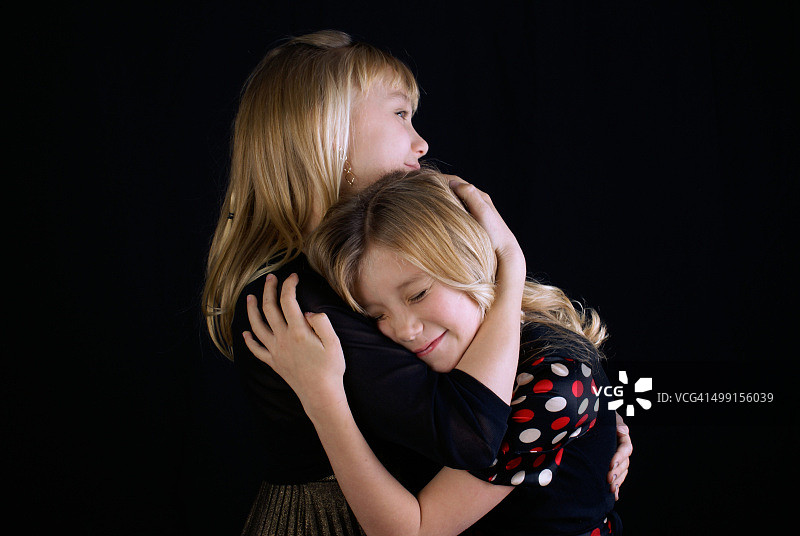 演播室照片：拥抱的姐妹（12-13岁，16-17岁）图片素材