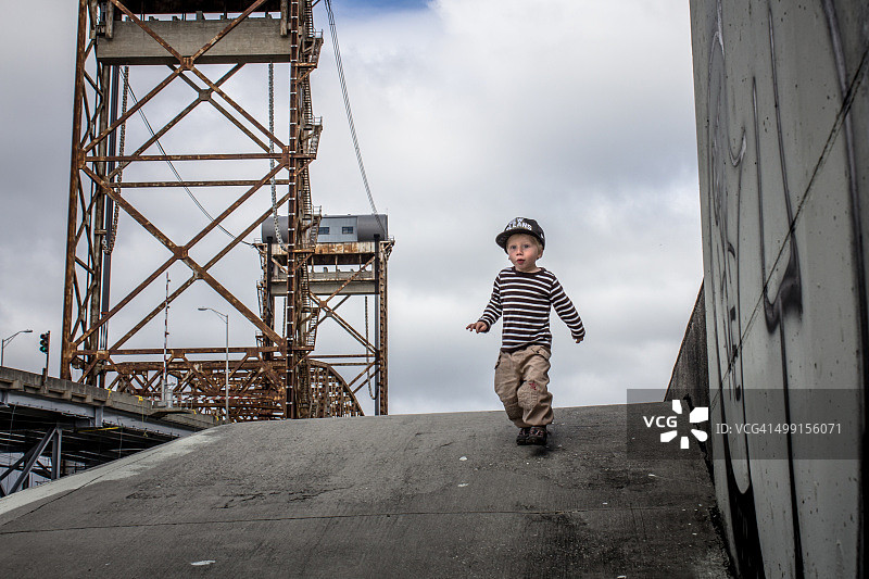 男孩从美国路易斯安那州新奥尔良第九区的堤坝上跑下来图片素材