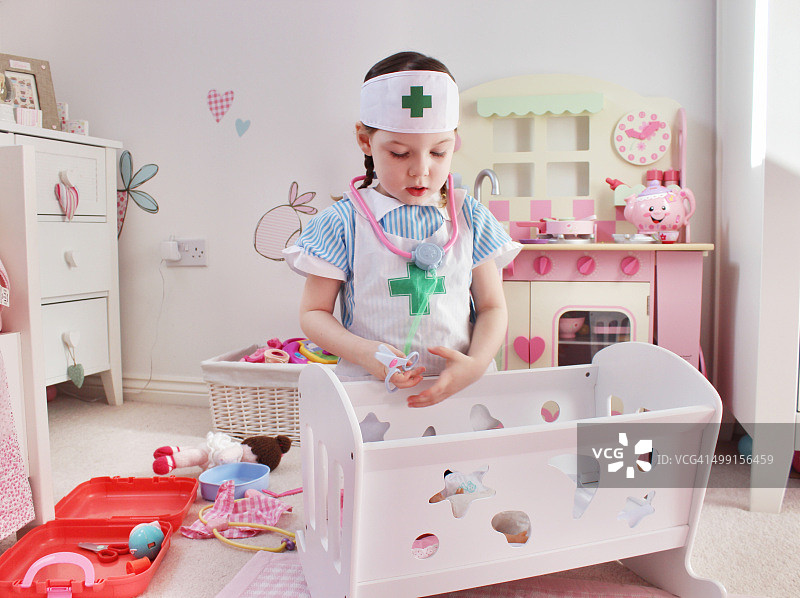 女孩装扮成护士玩耍图片素材