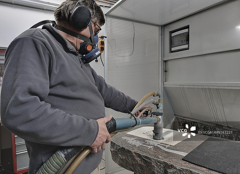 德国石匠制作墓碑图片素材