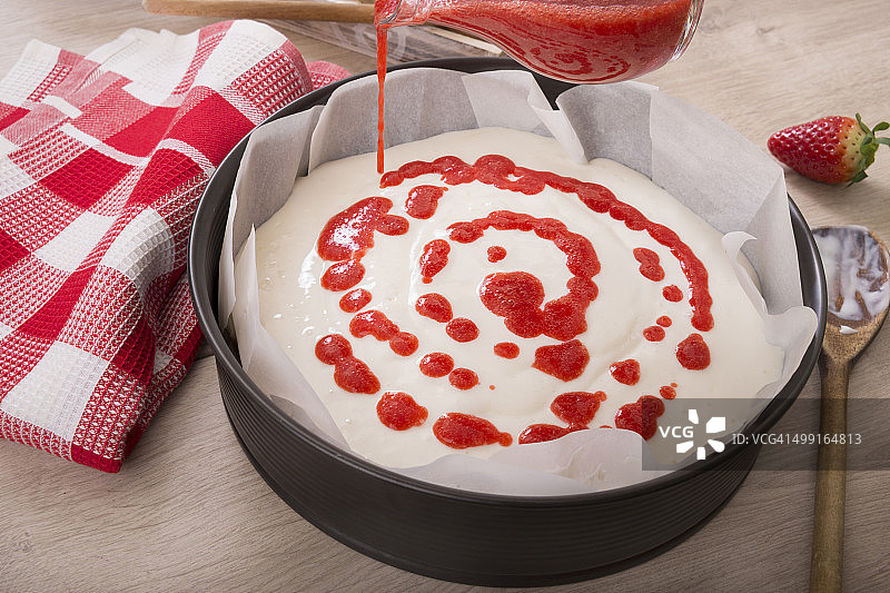 滴在奶油干酪上的草莓果泥图片素材