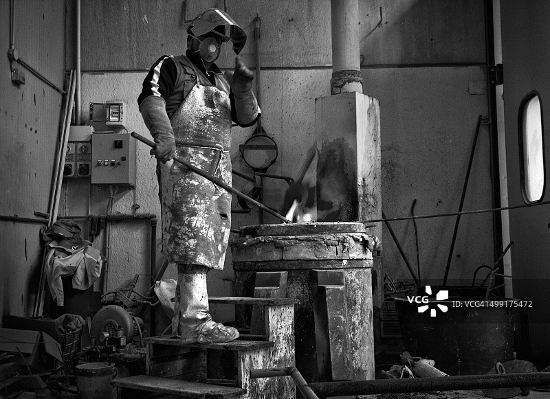 男子准备青铜铸造图片素材