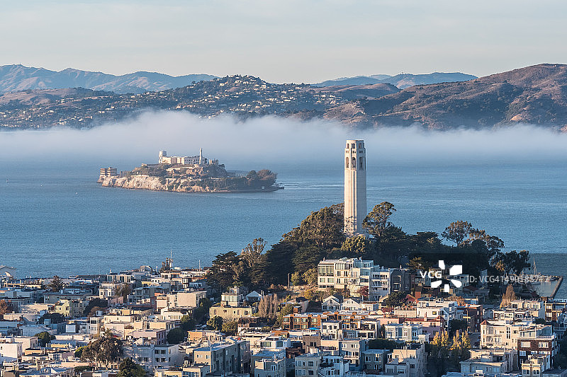 旧金山的科伊特塔和雾锁恶魔岛图片素材
