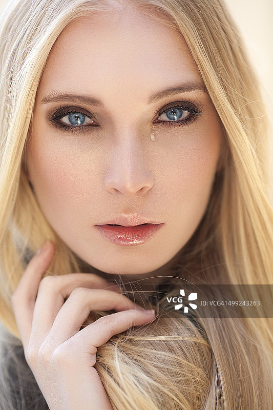 哭泣的美丽女人图片素材