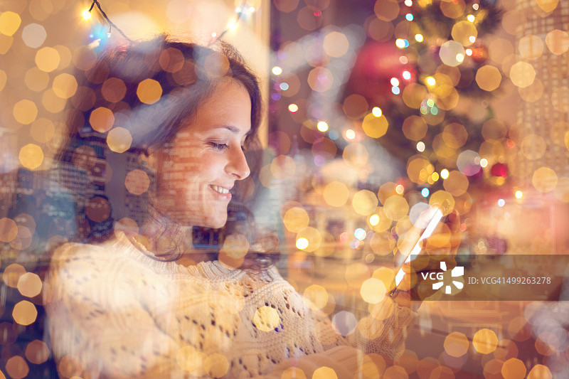 在床上发短信庆祝圣诞节的女孩图片素材