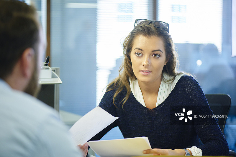 年轻女职员与同事聊天图片素材