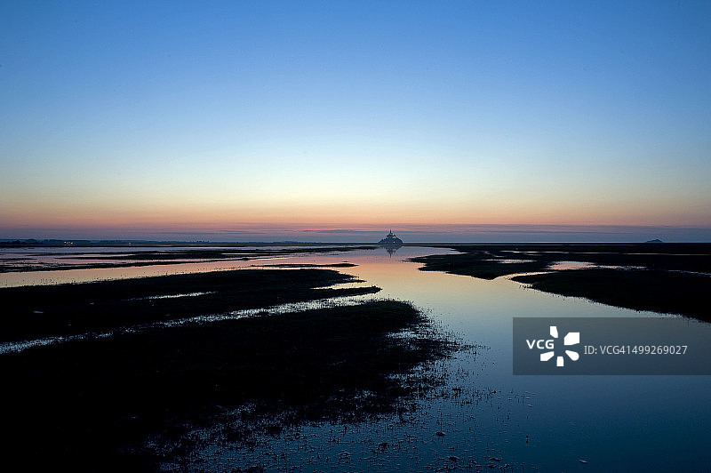 黄昏时涨潮的圣米歇尔山图片素材