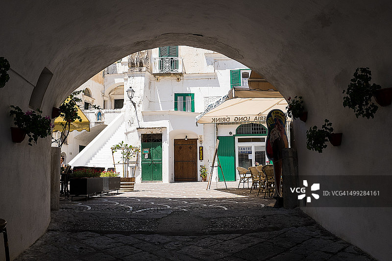 通往阿特拉尼翁贝托广场的拱道图片素材