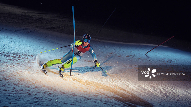 专业高山滑雪运动员夜间训练图片素材