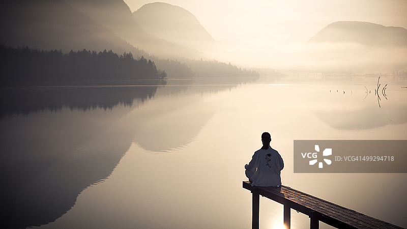 在湖边冥想的女孩图片素材