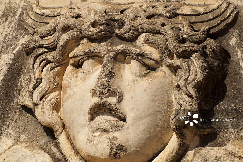 土耳其迪迪姆阿波罗神庙中的美杜莎雕塑图片素材