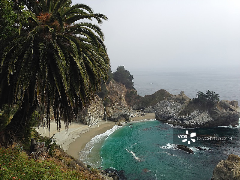 加利福尼亚大苏尔，茱莉娅·菲佛·伯恩斯州立公园的麦克威瀑布图片素材