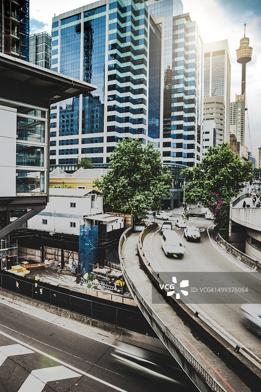 悉尼中央商务区高架道路上的交通图片素材