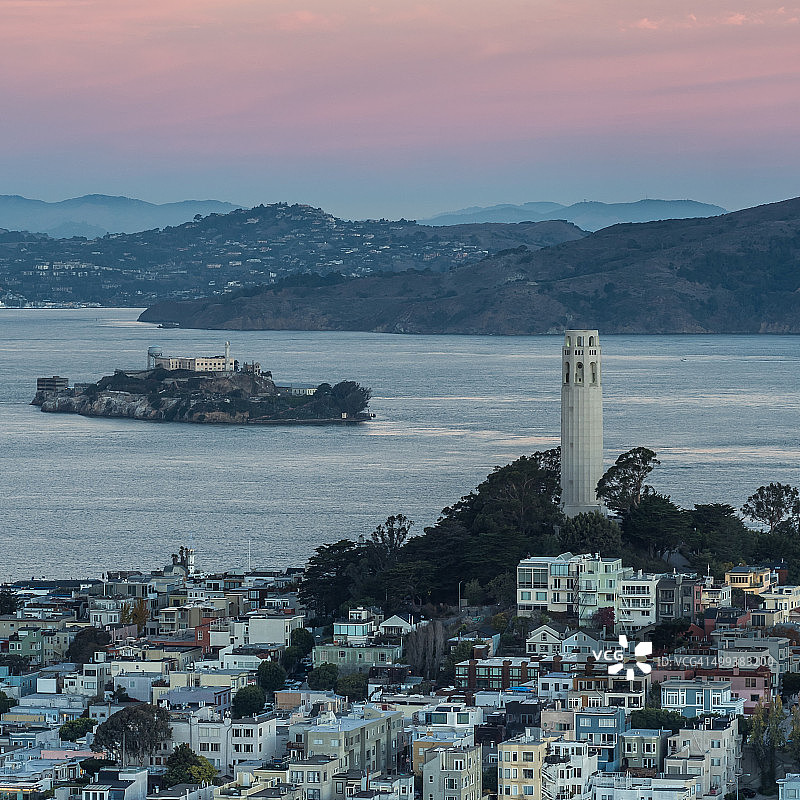 旧金山科伊特塔和恶魔岛日出景观图片素材
