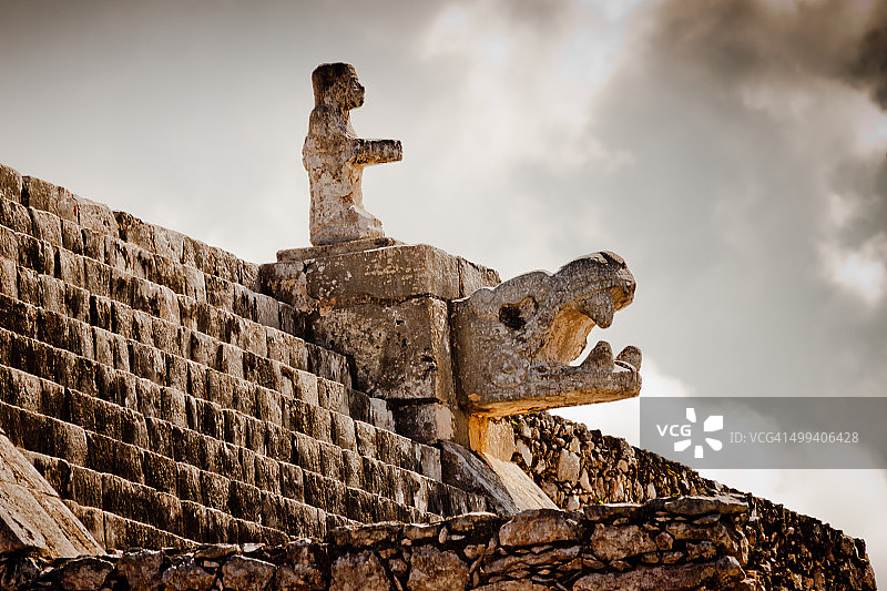 奇琴伊察勇士神庙（金字塔和柱子）细节，墨西哥图片素材
