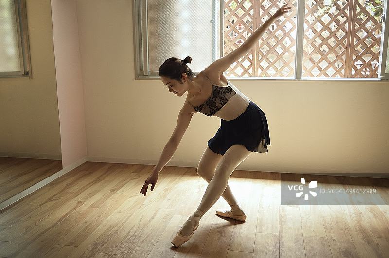 芭蕾舞演员在工作室练习图片素材