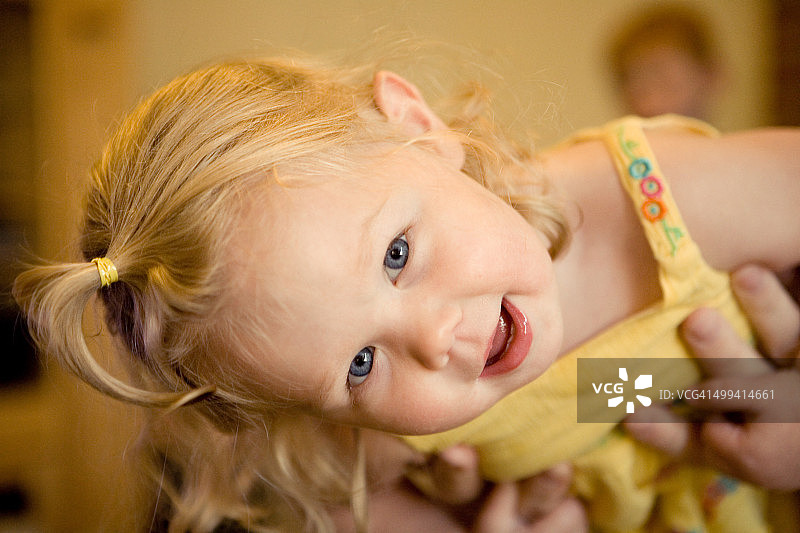 女孩被父亲举在空中图片素材