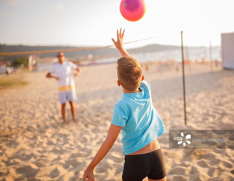 家庭海滩排球图片素材