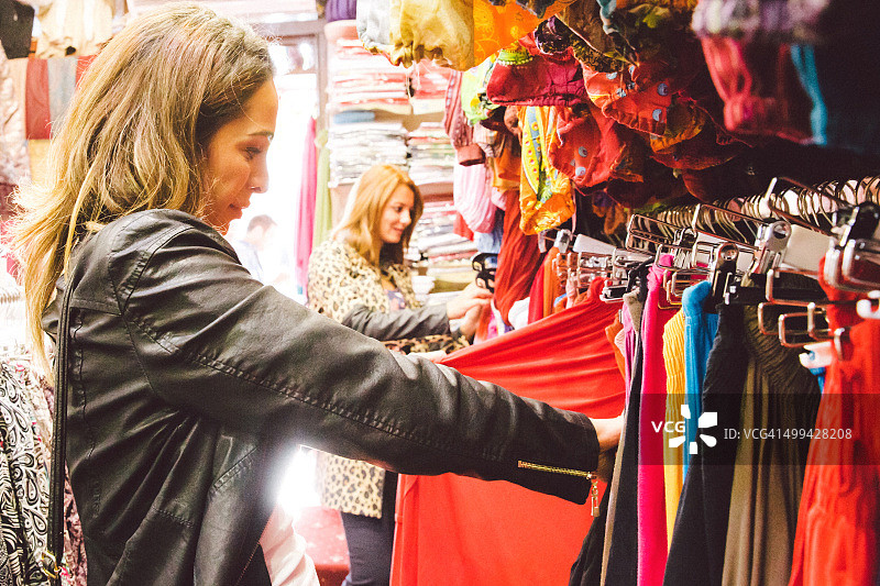 两位购买传统服装的美丽女性图片素材