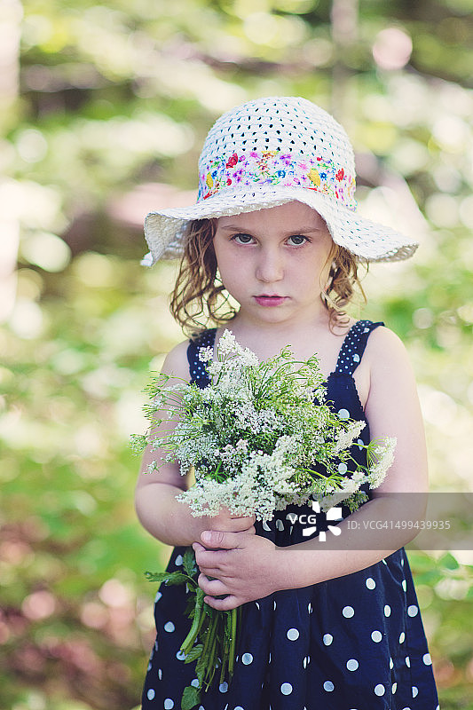 在森林里手捧花束的漂亮女孩图片素材