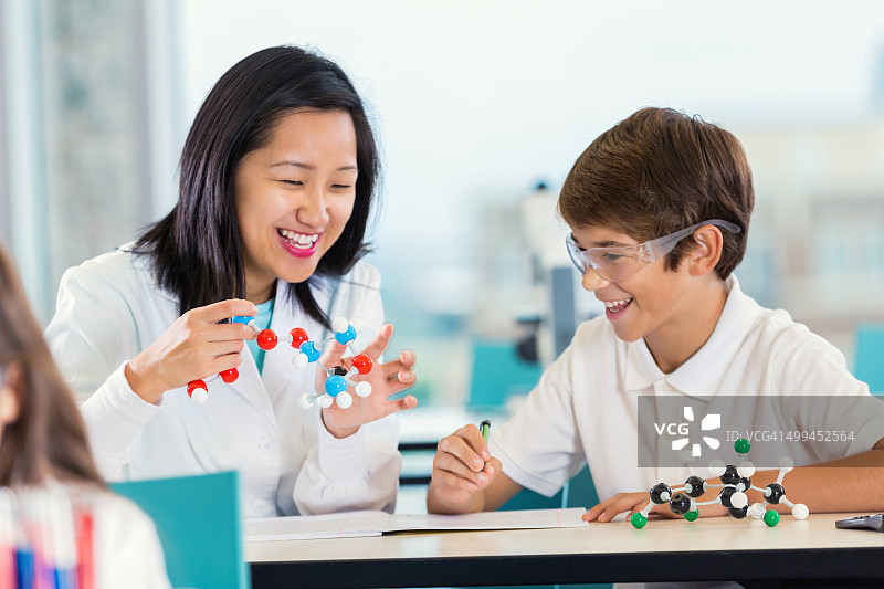 老师和青少年学生一起上科学课图片素材