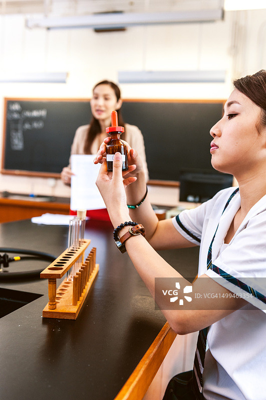 中国女学生和老师在化学课上图片素材
