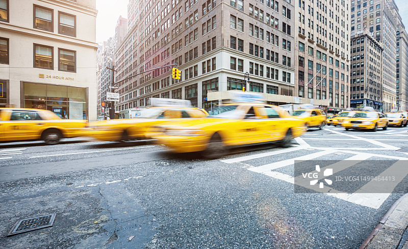 纽约高峰时段的黄色出租车图片素材