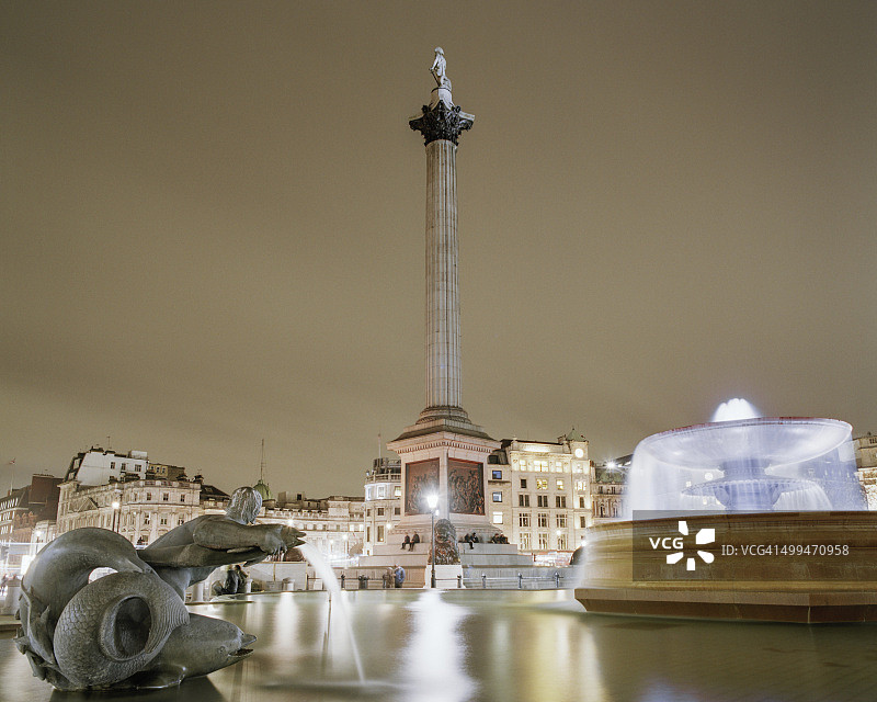夜晚的纳尔逊纪念柱和特拉法加广场图片素材