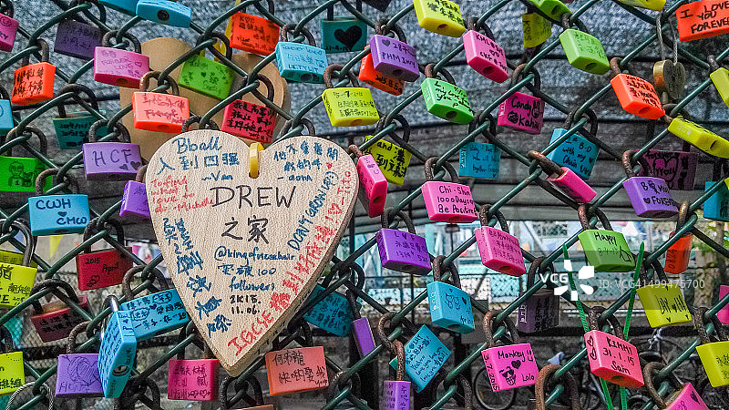 中国香港长洲岛上的爱情锁墙图片素材