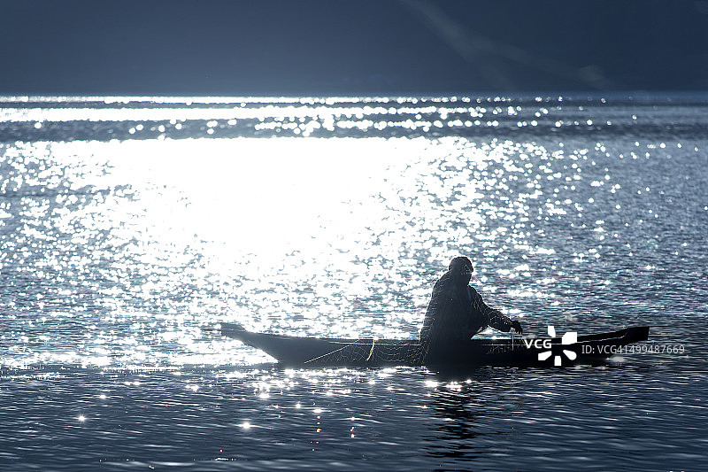 巴图尔湖上的渔民图片素材