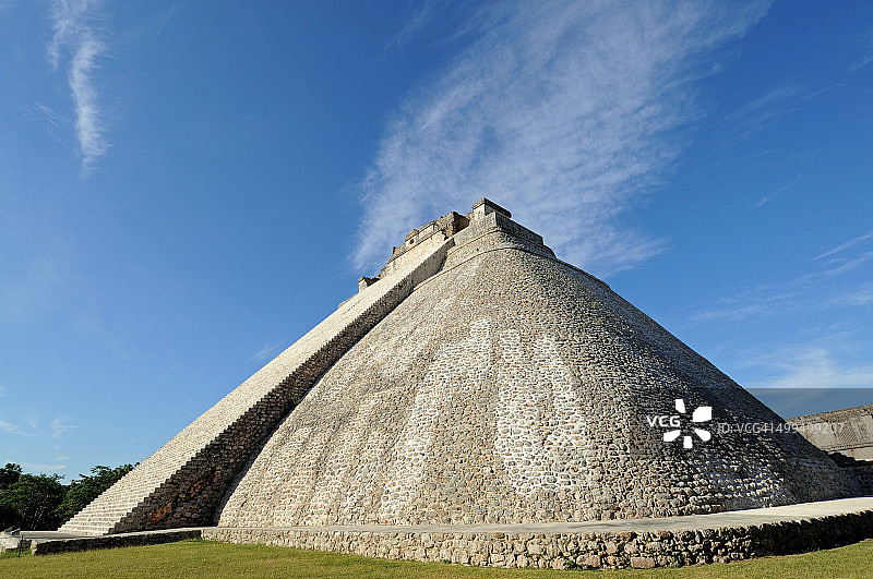 尤克斯马尔玛雅阶梯金字塔，蓝天背景图片素材
