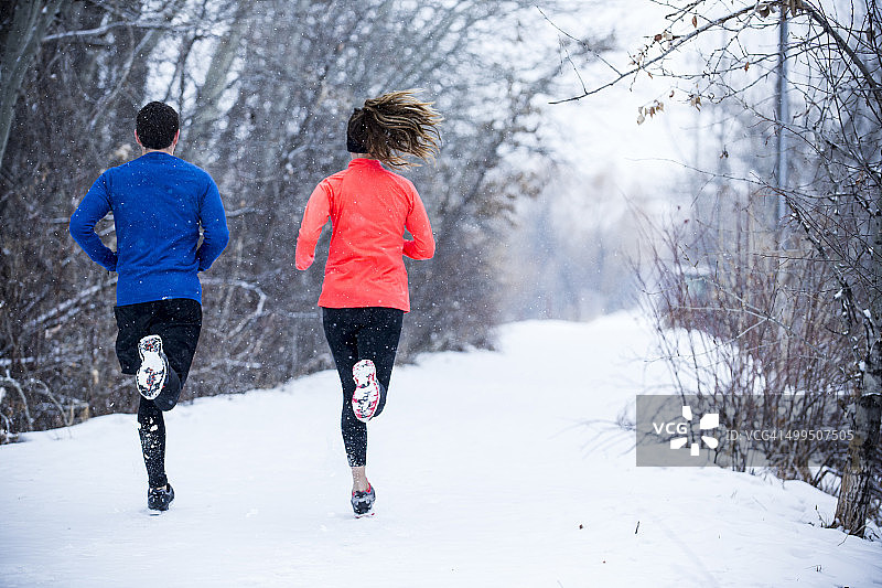情侣在冬季跑步图片素材