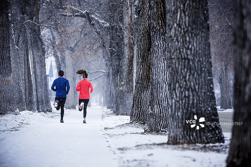 在冬天跑步图片素材