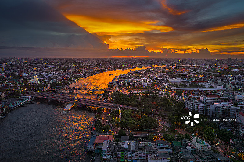 湄南河美丽的傍晚景色图片素材
