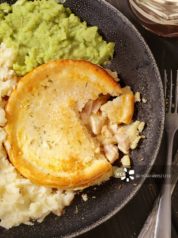 搭配糊状豌豆和啤酒的英式鸡肉派图片素材
